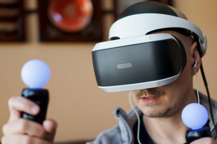 New Atlas reviews Sony PlayStation VR, a promising and affordable VR setup brought down by godawful motion-control-tracking
