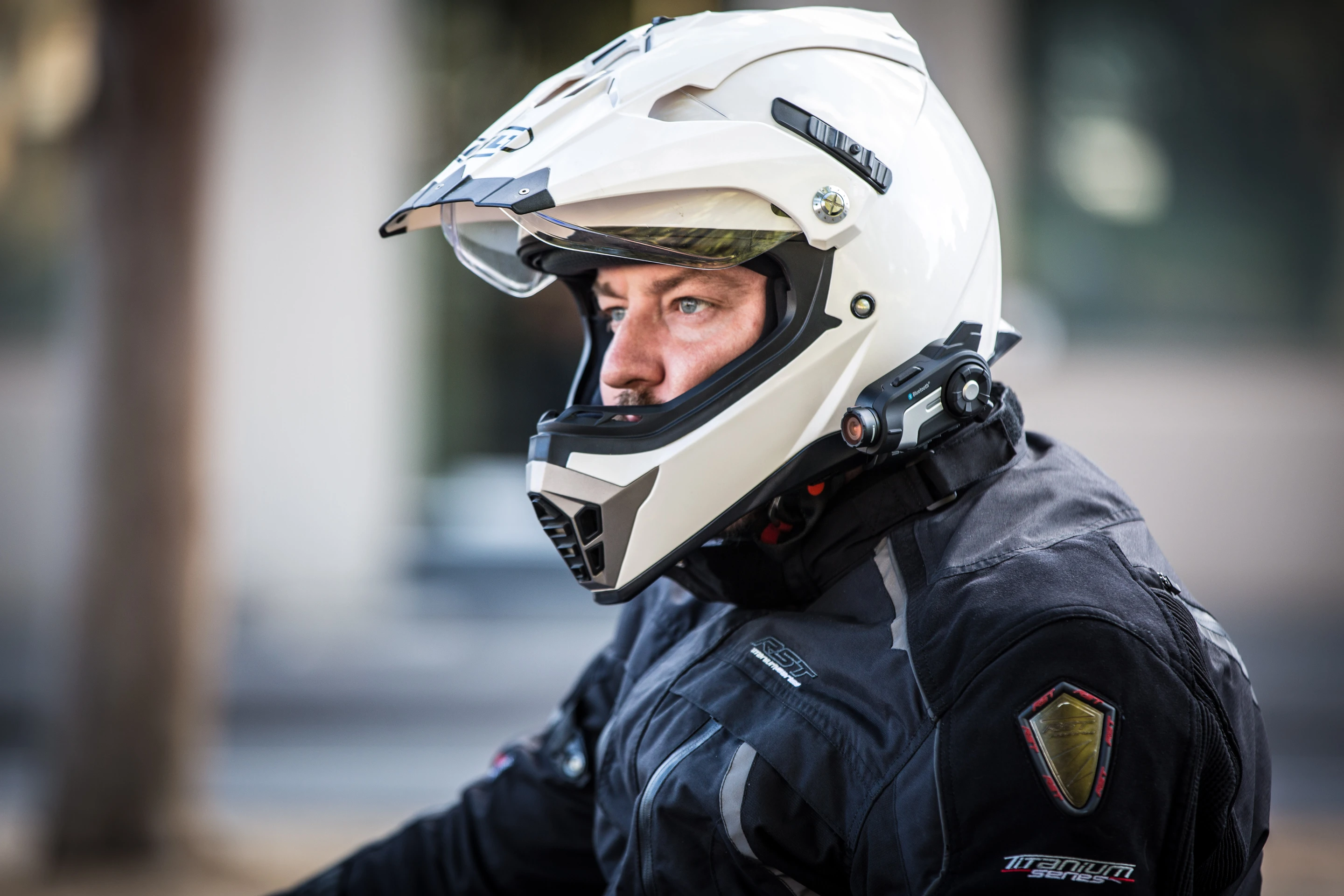 Sena's 10C - 1080p video and 3.5 megapixel stills (Photo: Nick Lavars/Gizmag.com)