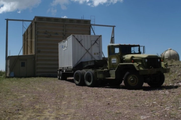 The Teramobile laser arriving in front of the hangar where it was installed during the campaign