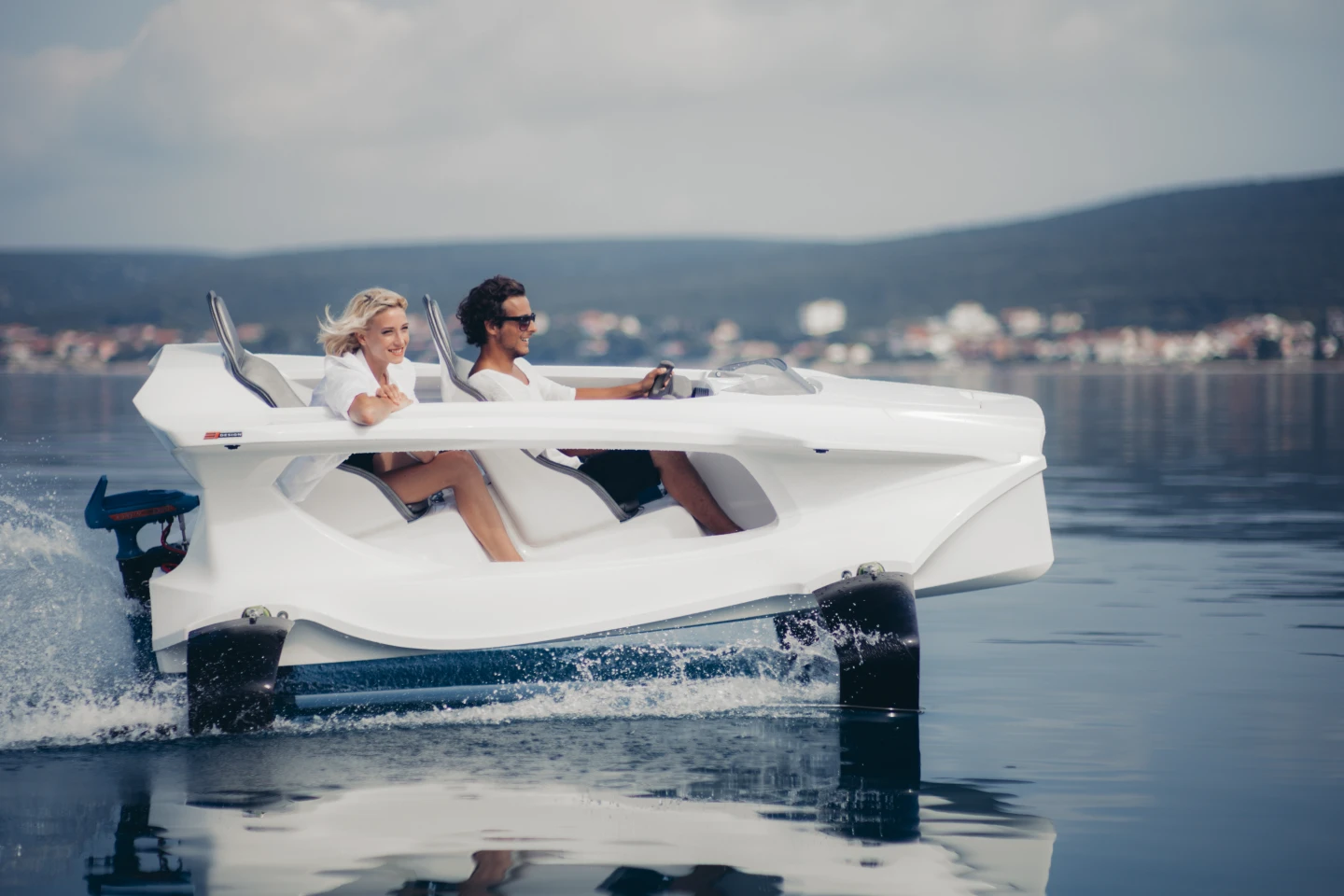 The Quadrofoil, without foils attached, takes up 1.5 m (5 ft) from side to side, while standing 1.2 m tall (4 ft) and measuring just under 3 m (10 ft) in length