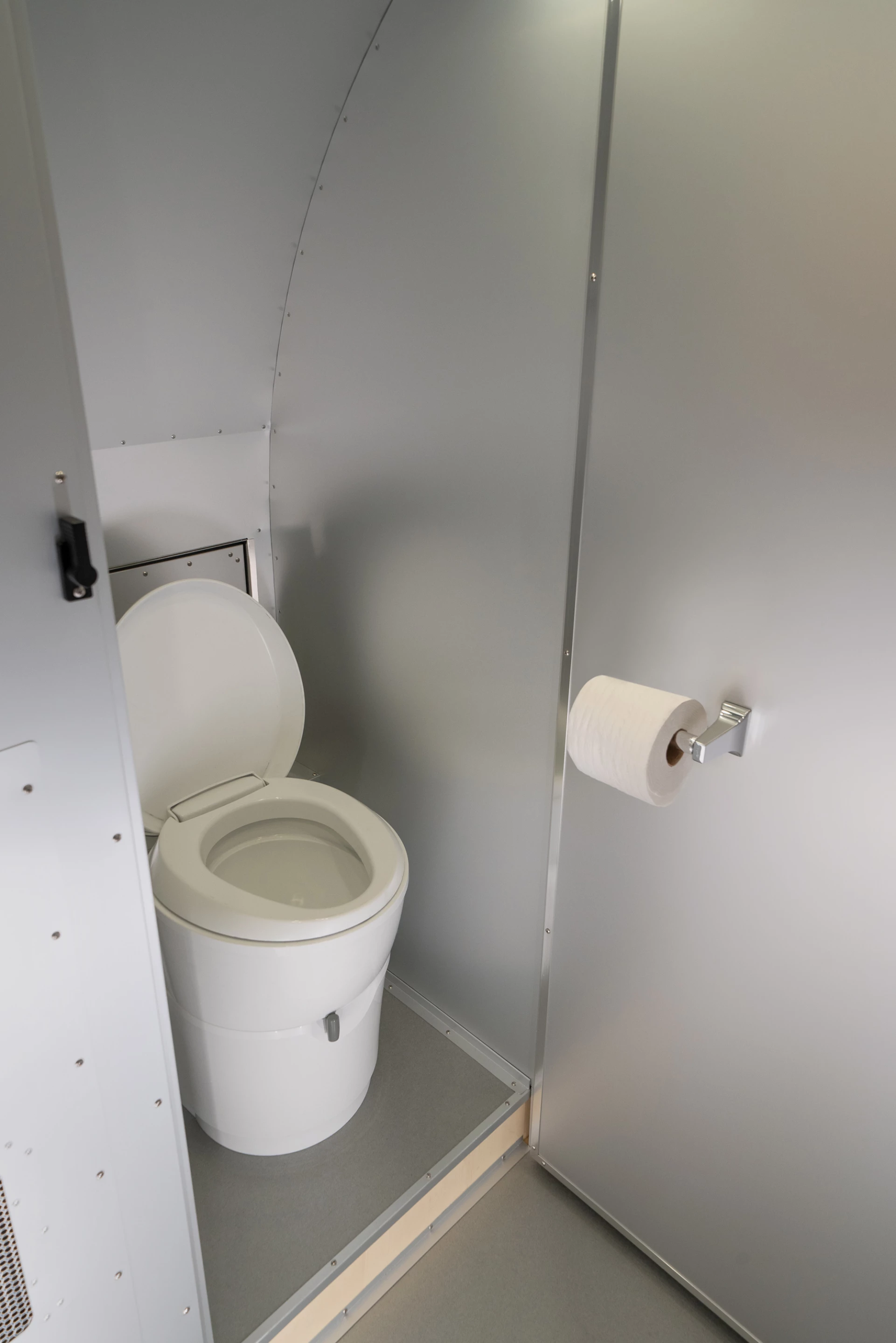 The separate toilet room makes for a dry bathroom layout