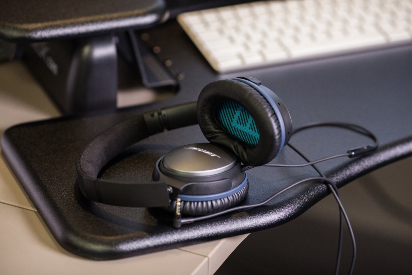 Bose has built a new active equalizer for the QuietComfort 25s, and the result is a remarkably crisp sound right up and down the frequency range