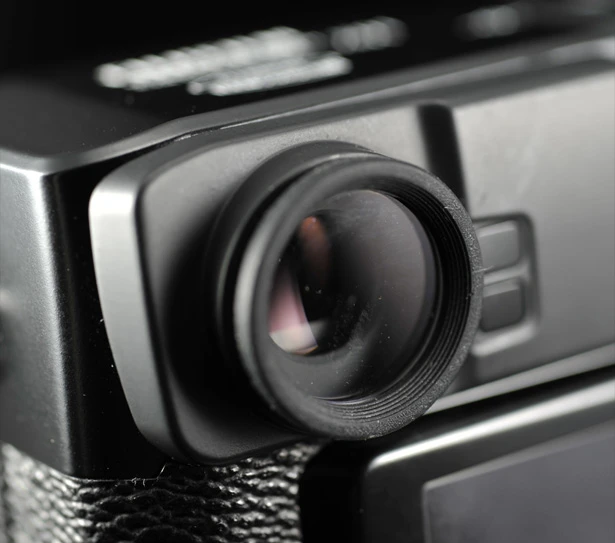 The X-Pro1 features a 0.47-inch/1,440,000-dot resolution, second Generation Hybrid Multi Viewfinder that's capable of switching between an optical and electronic viewfinder