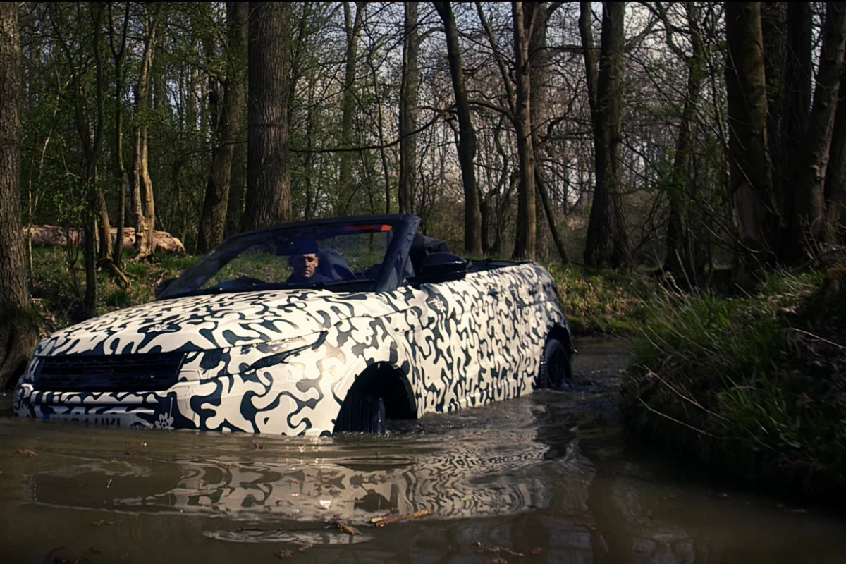 The Evoque Convertible has the same 500 mm wading capability as the standard Evoque