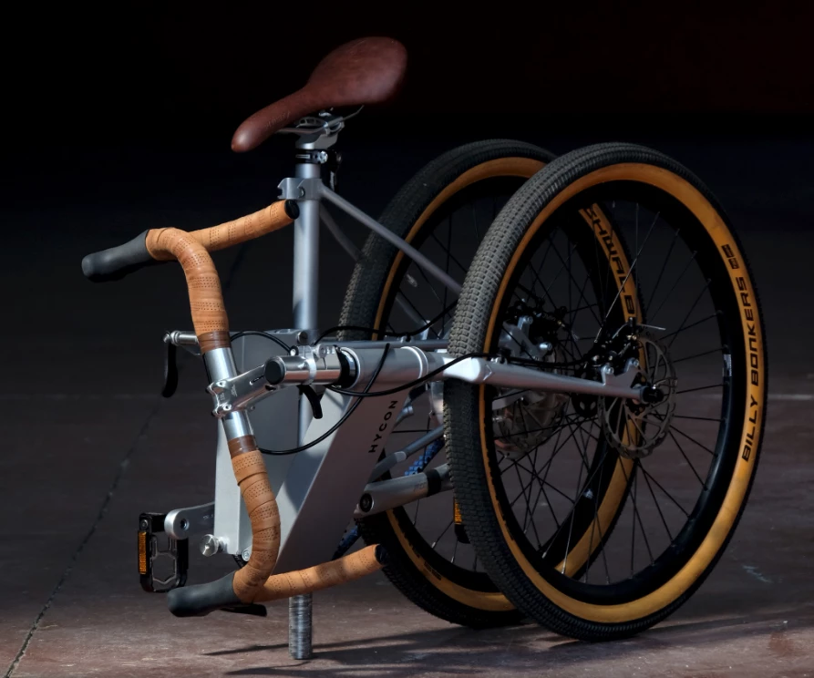 In just a few seconds, the Hycon Gravel folds up and rolls along with ease