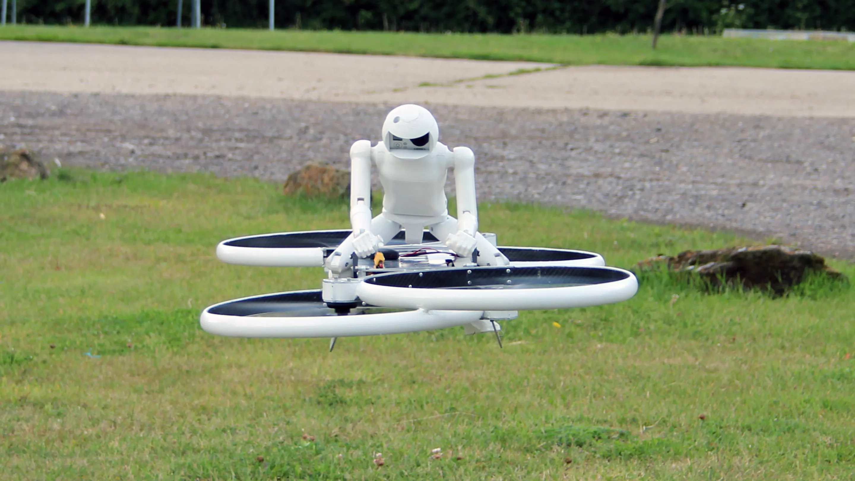 The quadcopter drone hovering at low altitude (Photo: Chris Wood/Gizmag)