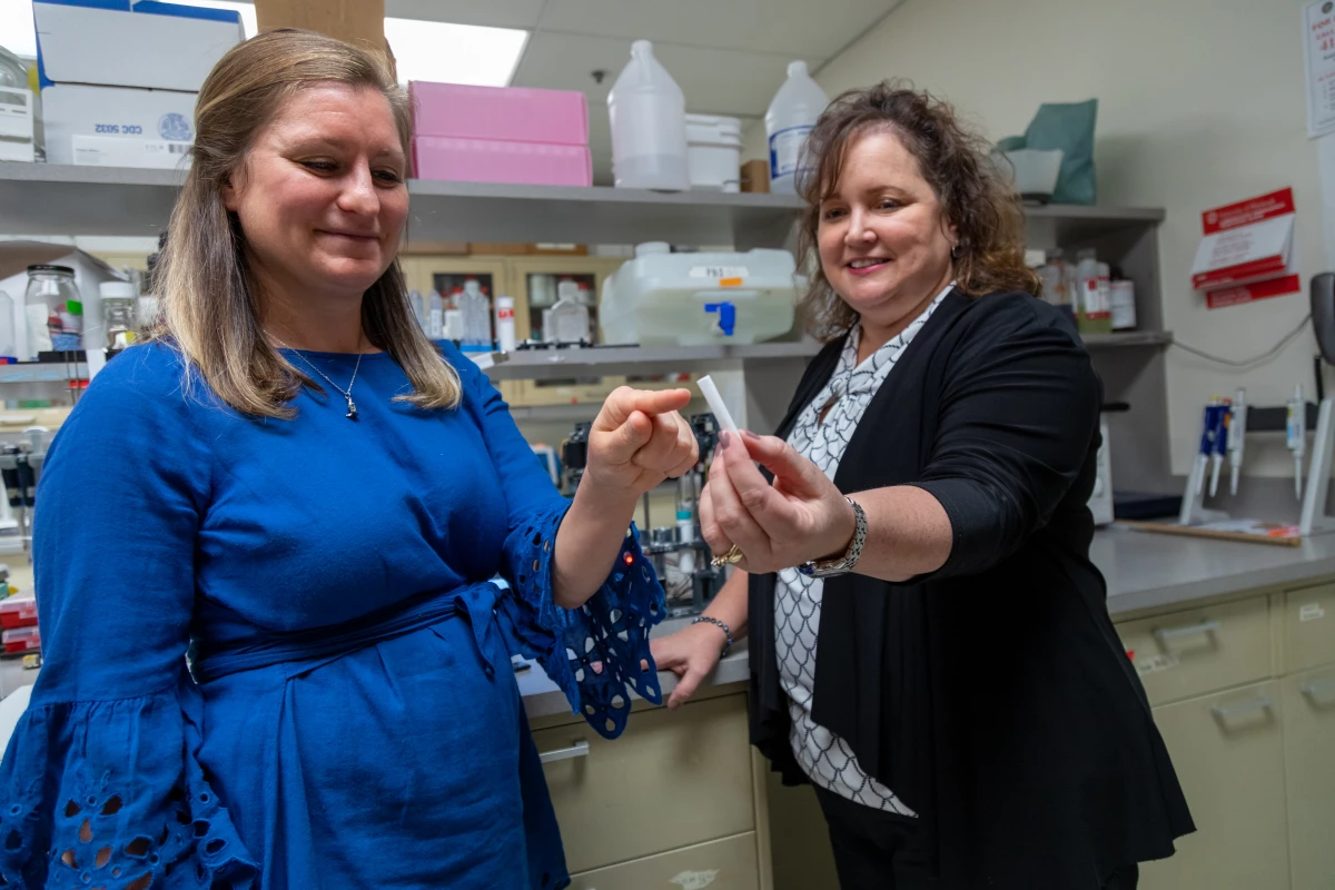 Lauren Kokai, PhD, (left) developed the technology when she was a graduate studying under Prof. Kacey Marra (right)