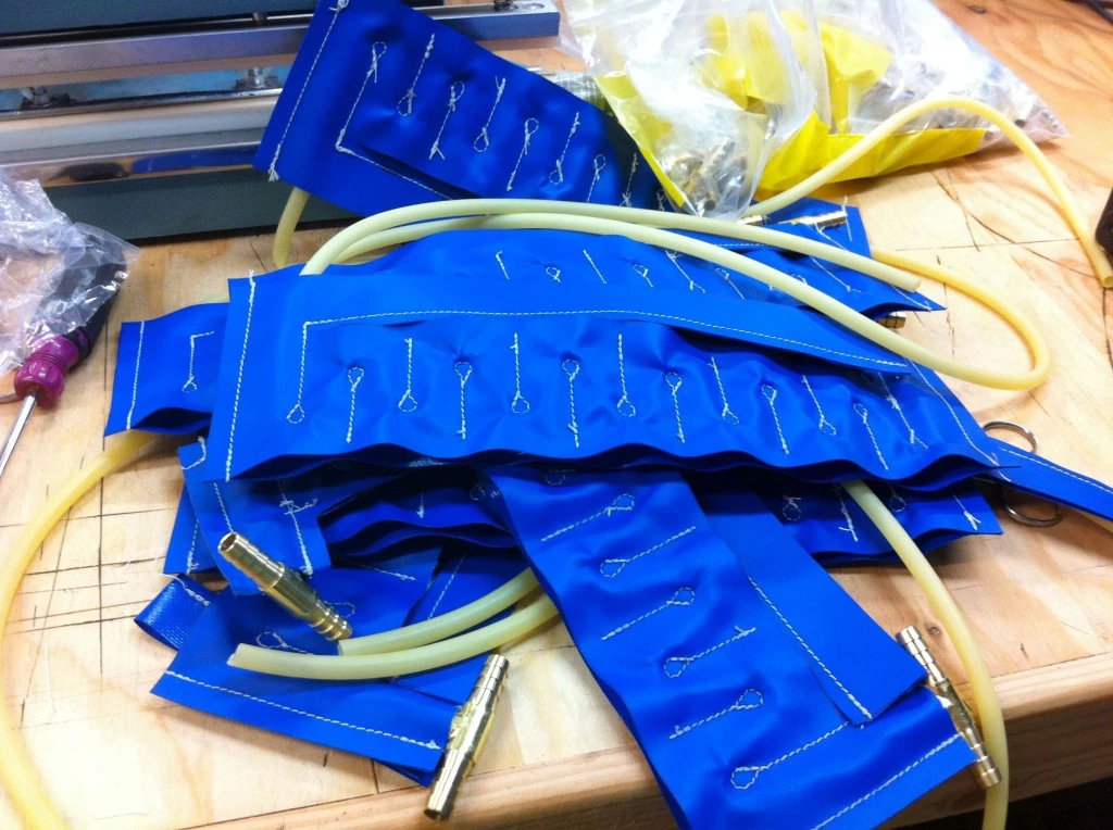 Ant-Roach's legs move due to built-in textile-based actuators, that contract upon inflation