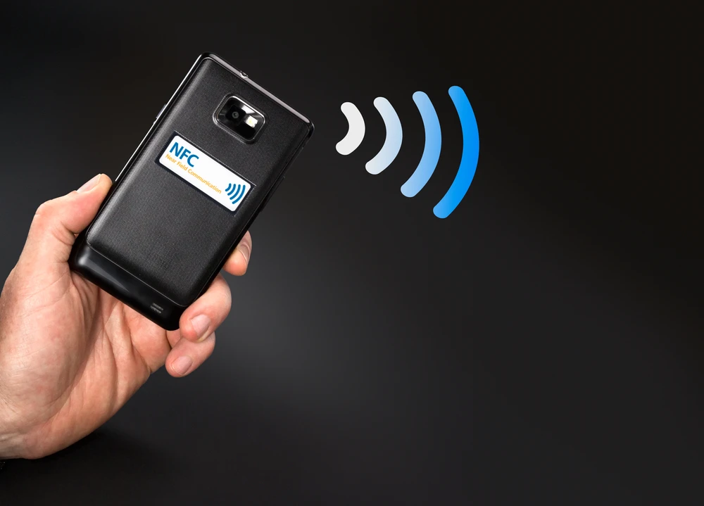 The rectenna label utilizes NFC technology to transmit data, using power harvested from the radio waves of the consumer's smartphone (Photo: Shutterstock)