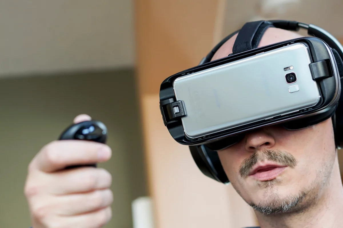 New Atlas reviews the 2017 Gear VR with controller, which adds immersion and Nintendo-like fun to VR