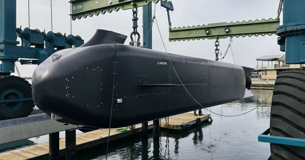 US Navy picks robot sub “mothership” to unleash underwater drone swarms