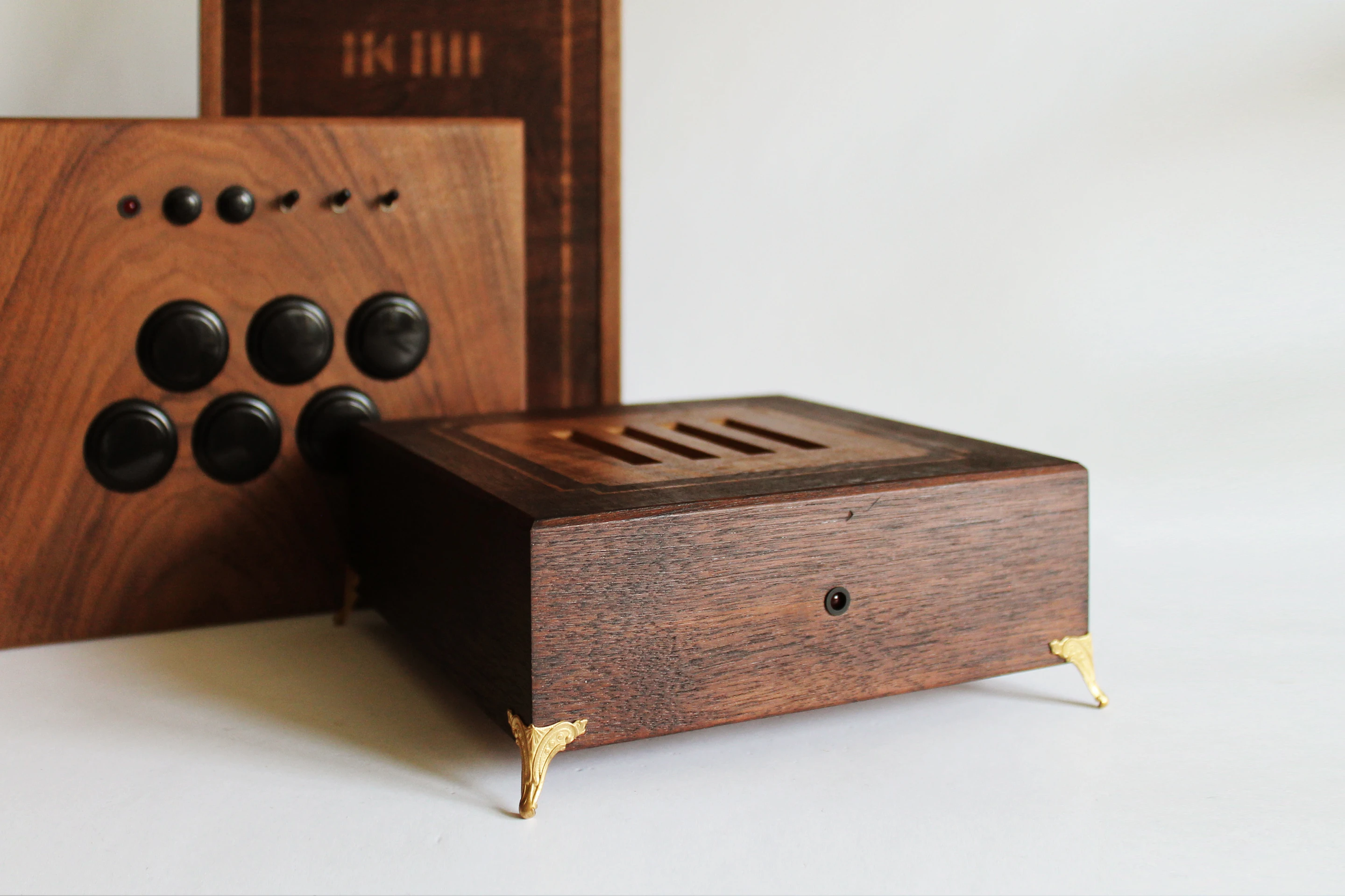 At the heart of R-Kaid-42 beats a custom PC rig running an unspecified 1.8 GHz CPU, a choice of 32 or 64 GB SSD storage, and 4GB of RAM