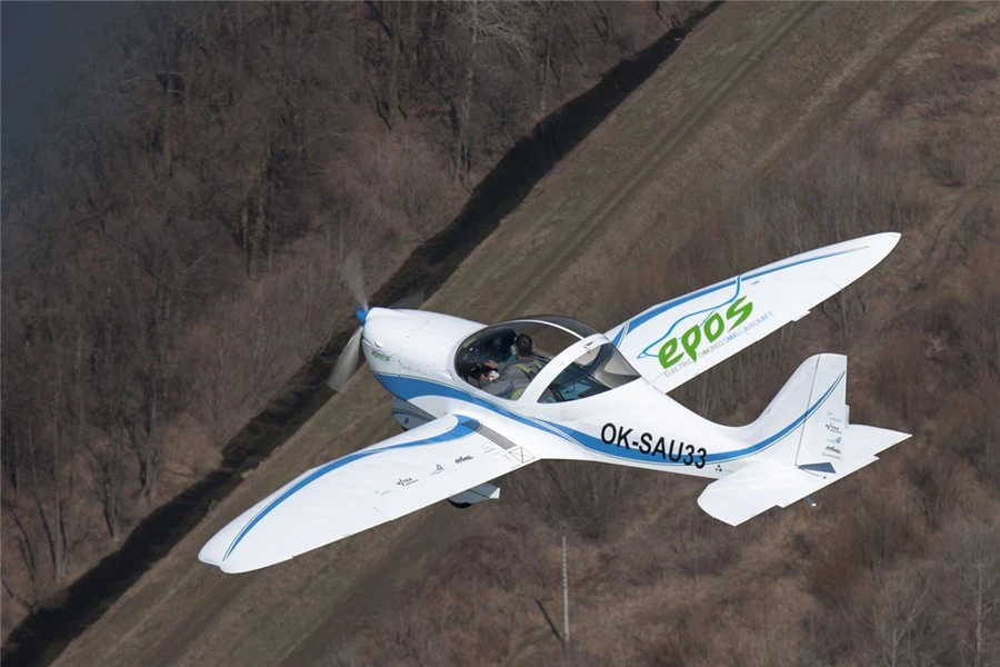 Without battery containers on board, the EPOS has an empty weight of 275 kg (606 lb)