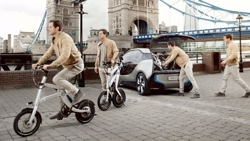 BMW has been wanting to address the issue of carrying secondary transportation within its vehicles for some time, as it announced a folding pedal-electric bike concept called the i Pedelec in 2012, but for some reason it failed to turn the bike into a commercial reality.