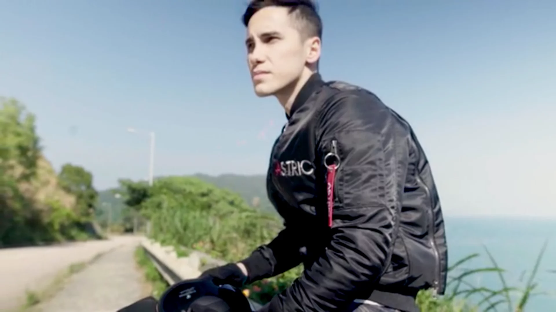 Astric: the motorcycle jacket with a built-in bike cover
