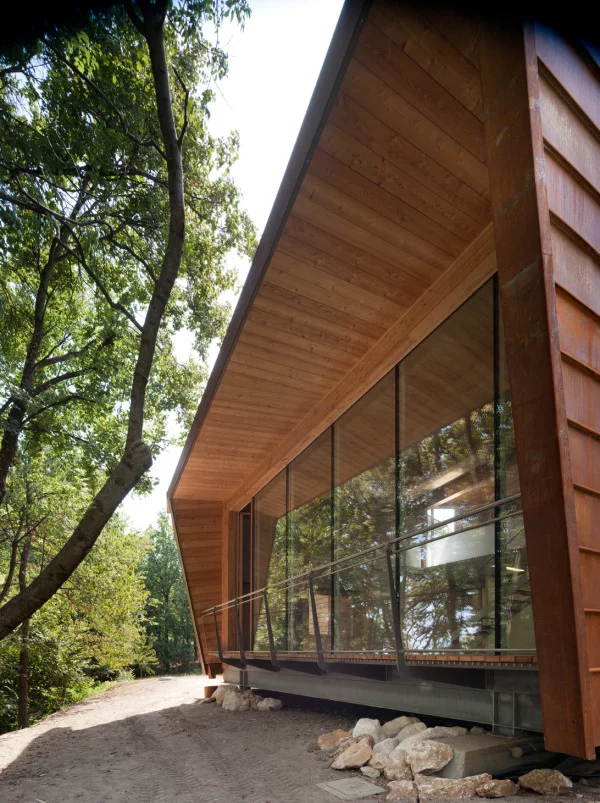 The south façade is characterized by a large quadratic sun porch, coupled with interior automated blinds