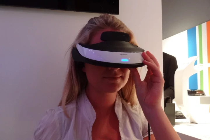 Gizmag's Kate Seamer tries Sony's HMZ-T1 personal 3D viewer