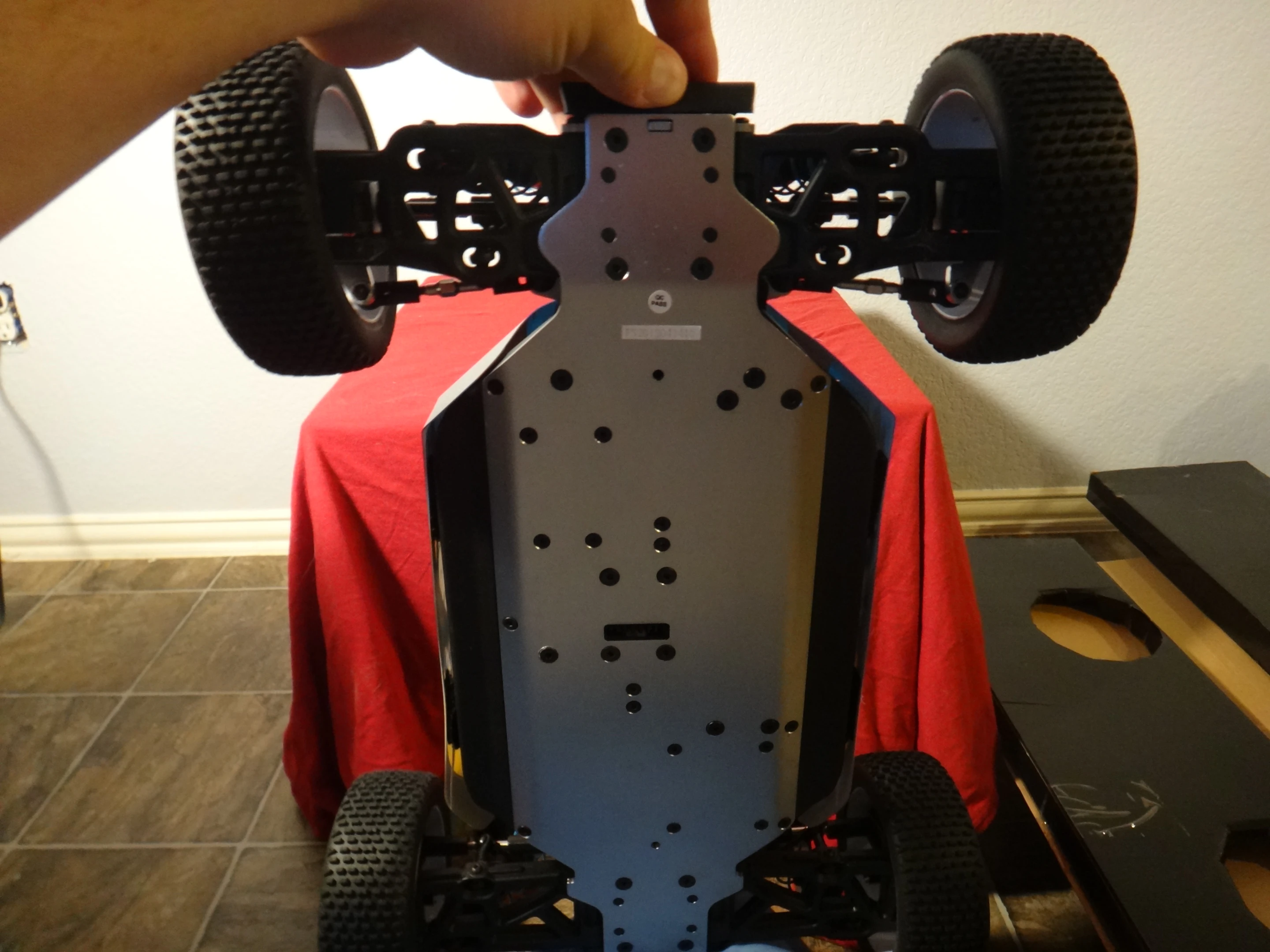 All of the electronics are affixed to a 3.25-mm anodized aluminum chassis, which adds some much-needed protection to the buggy's underside