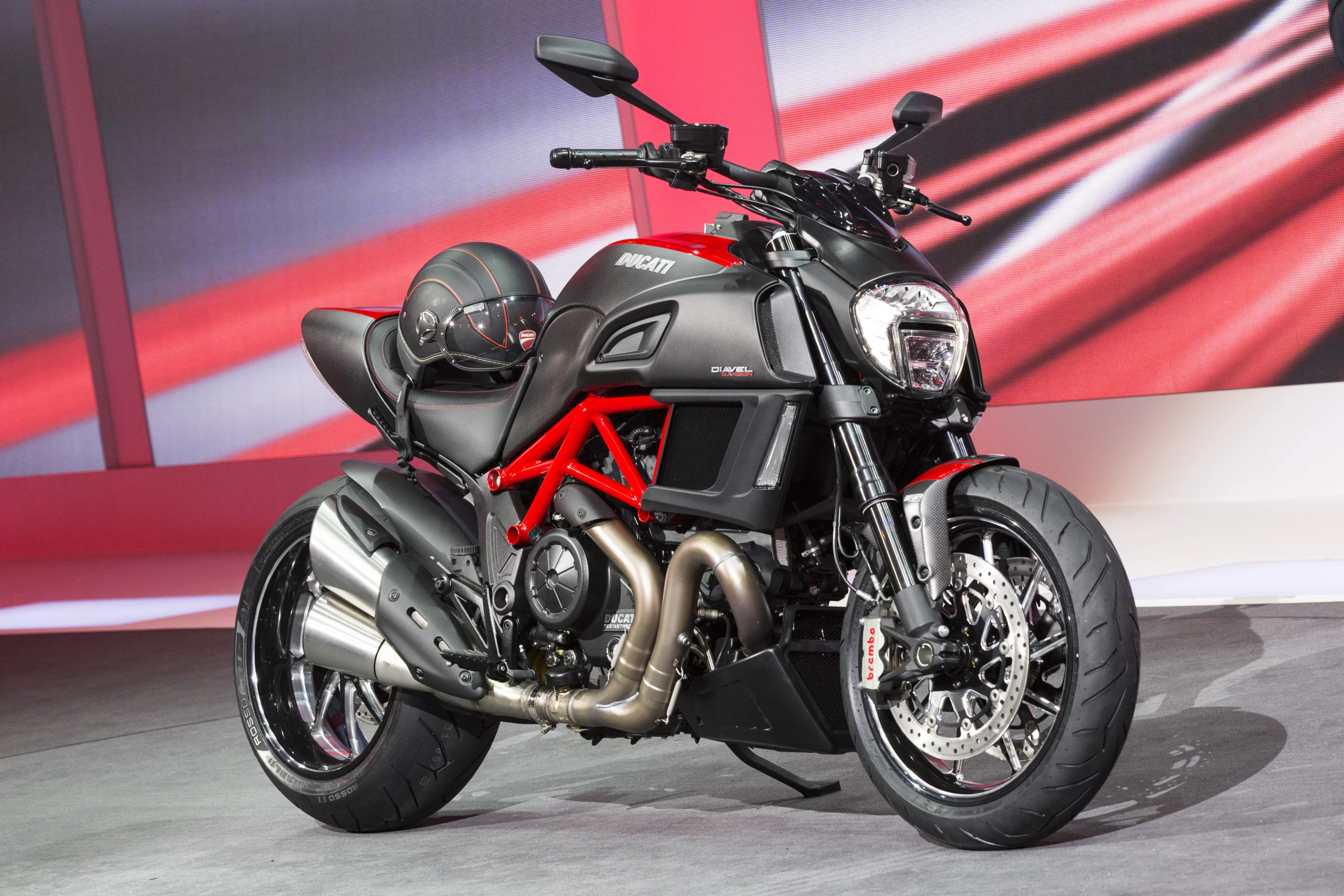 With its 162hp @9,250rpm and increased torque of 96.2lb-ft (130.5Nm) @8,000rpm, the Diavel's Testastretta 11° DS engine is all performance. The revised intake and exhaust ports combined with radical adjustment of the cam timing have enabled Ducati to achieve a fantastic torque curve at low rpm, which remains strong through a wider rev-range. The increase in bottom-end torque is managed by Ducati’s Ride-by-Wire (RbW) system to enhance rideability.