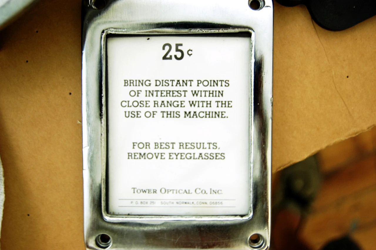 There's a slot underneath the eye pieces for receiving 25 or 50 cent coins, and a lever next door feeds the beast to offer the user a few minutes of viewing pleasure before everything blacks out