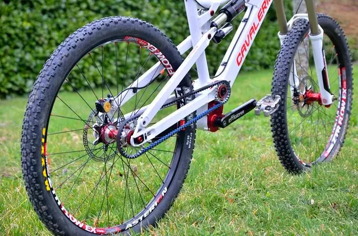 The Anakin features 160 mm of travel and 650b-sized wheels