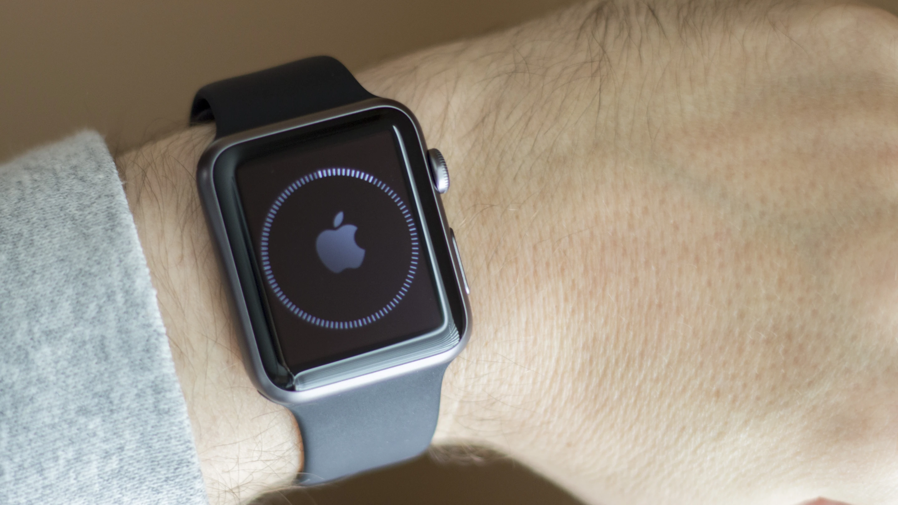 Waiting for the Apple Watch to set itself up (Photo: Will Shanklin/Gizmag.com)