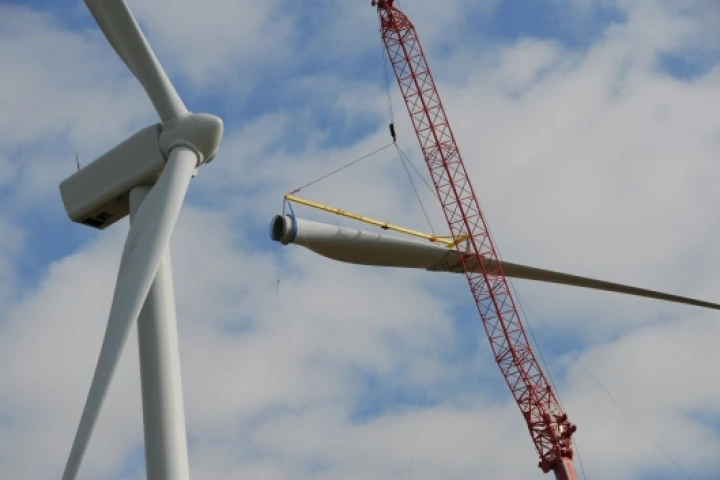 A prototype of the "stealth" blade developed by QinetiQ and Vestas is fitted onto a Vestas V90 turbine at Swaffham Wind Park in Norfolk (Image: QinetiQ)