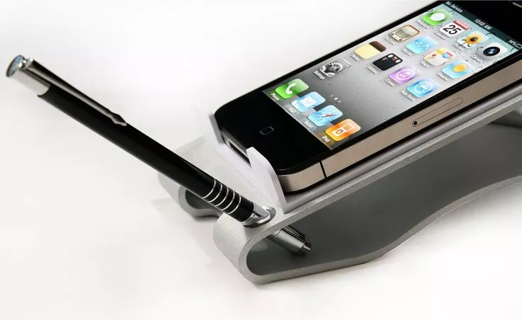 The iClooly Handset and Sync Stand lets you use your smartphone as if it were a desktop landline