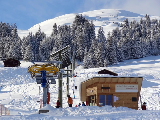 The solar lift is one of the world's first of its kind and utilizes a "cable car system" where the solar panels are integrated directly into the ski lift