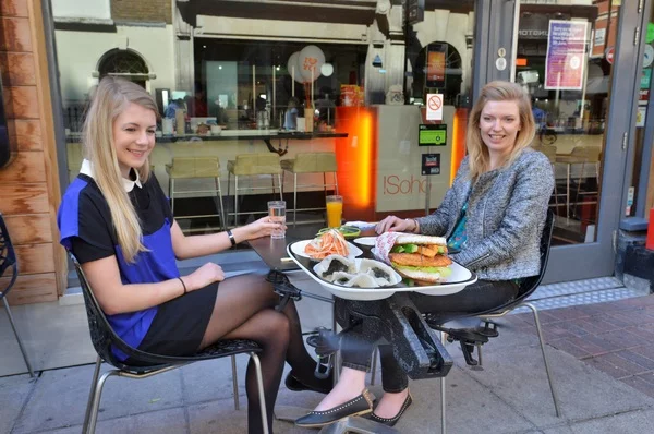 Two built-in HD cameras allow the staff back in the kitchen to know exactly when a meal has been served