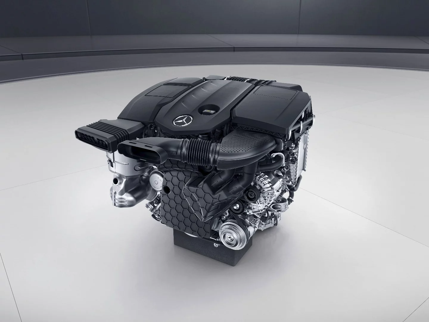 The new engine design cuts fuel consumption and CO2 output by around 13 percent while raising power output to 143 kW from 125 kW compared to its predecessor