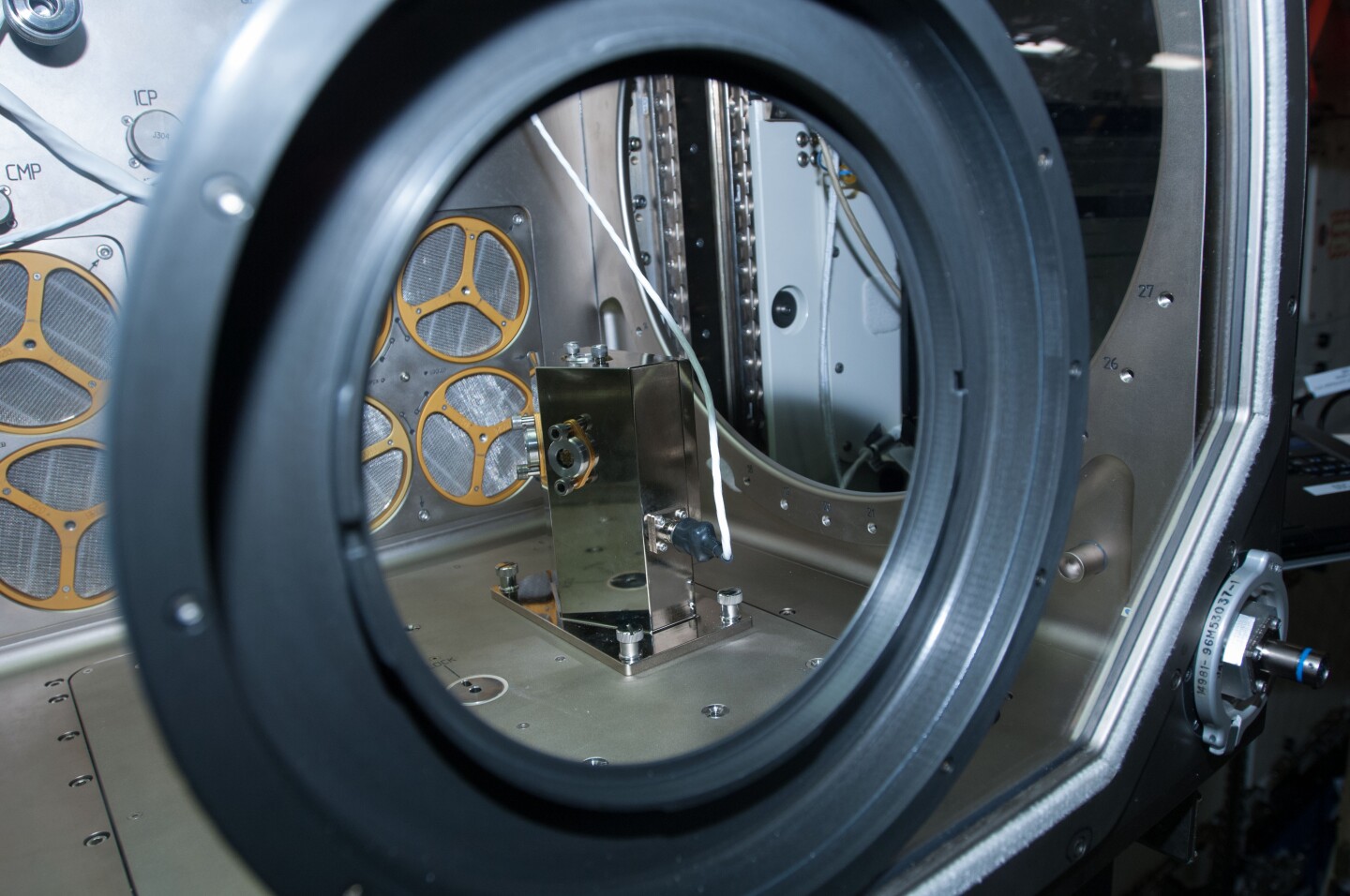The in-orbit decontamination system inside the Microgravity Science Glovebox (MSG) (Image: NASA)