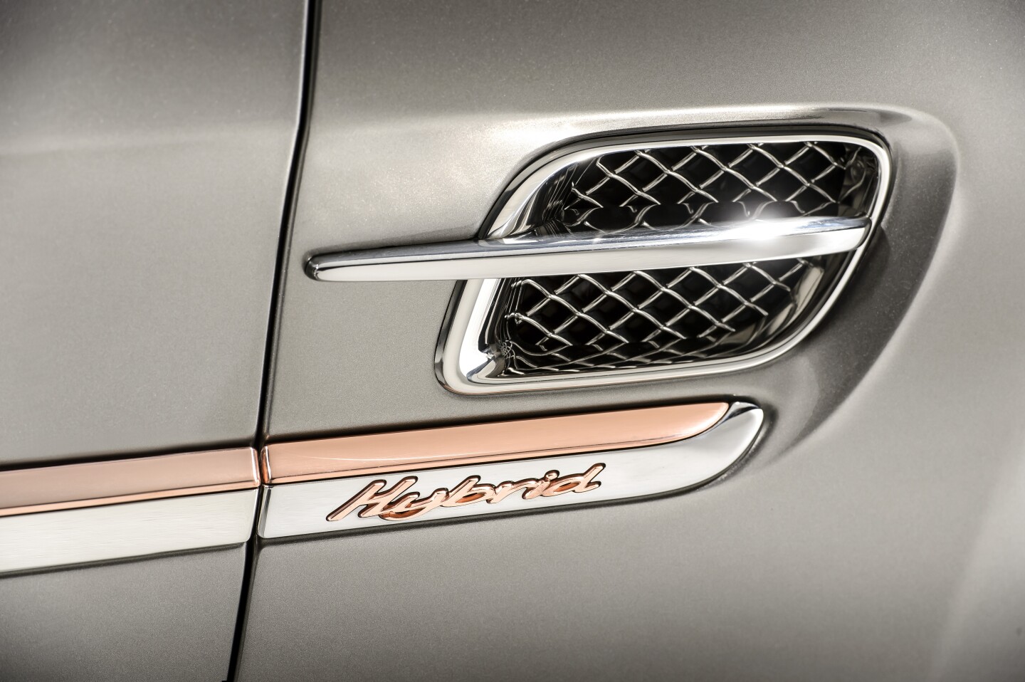 The Copper and "Hybrid" badges give the Hybrid Concept a look distinct from the Mulsanne