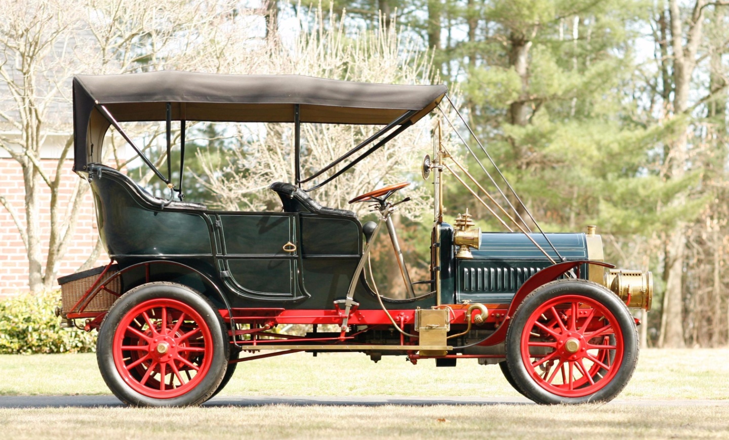 Pierce-Arrow was one of the most prestigious of American manufacturers in this period with the speed to cover vast distances quickly. The company's reputation for performance and reliability was validated when the Pierce Great Arrow won the famed Glidden Tour five years in a row (1905-1909), achieving perfect scores in all but one of them. The name "tour" may not convey the gruelling nature of these tours. The following video shows the speed and endeavour shown by the drivers in difficult conditions.