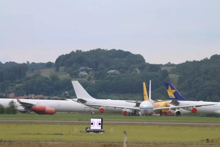 One of the LED boards, at the Lourdes-Tarbes-Pyrénées Airport