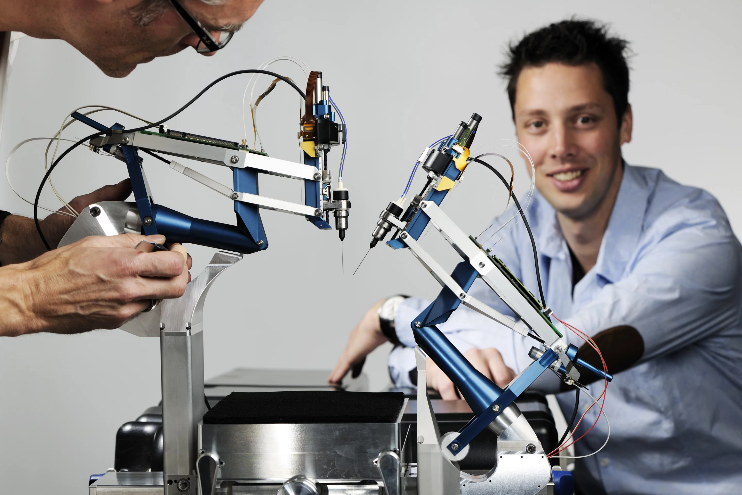 Thijs Meenink and his robotic eye surgery system (Photo: Eindhoven University of Technology/Bart van Overbeeke)