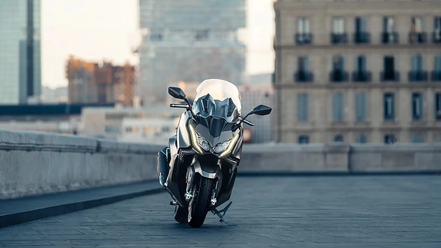 The AK 550i Premium comes with a 550cc twin-cylinder, four-stroke engine, which delivers approximately 51 horsepower and 38.4 lb.ft (52 Nm) of torque