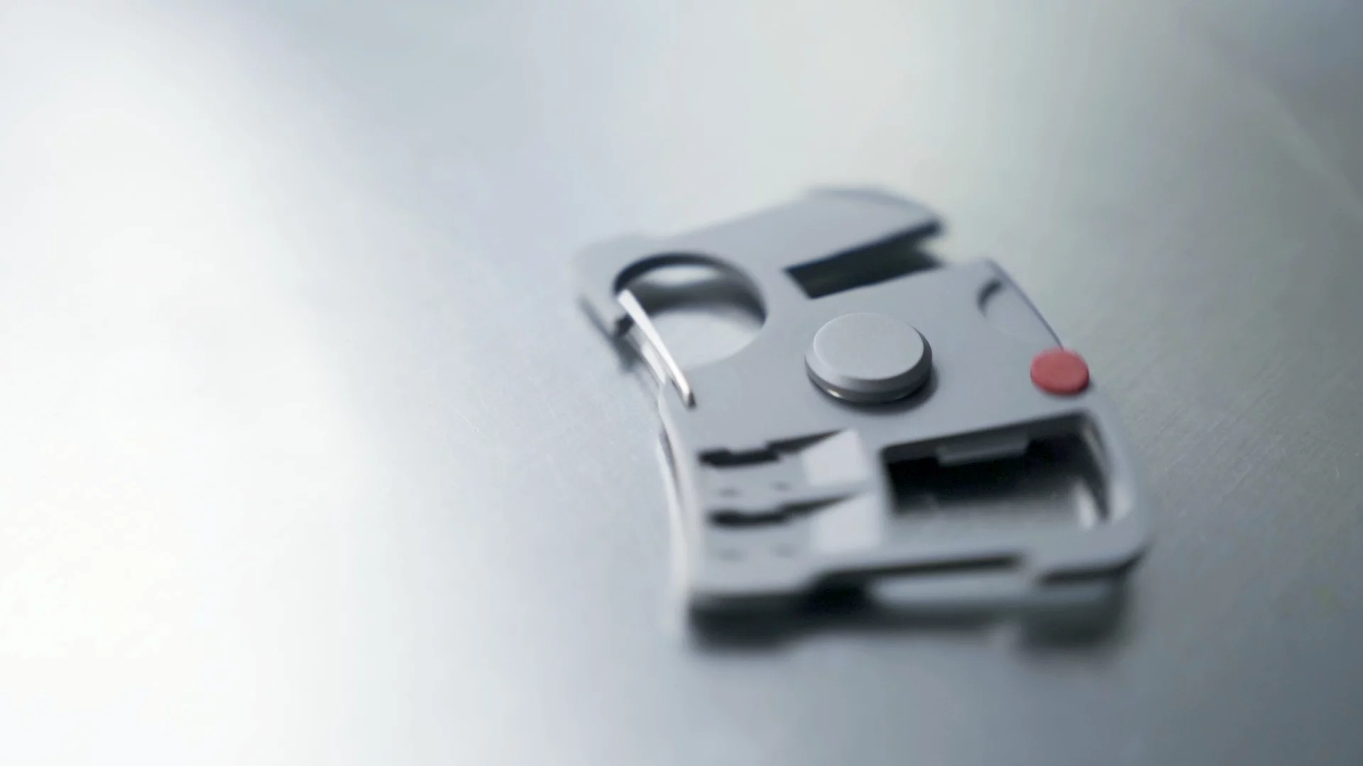 The T’spin measures just 8 mm at its thickest point, with a length and width of 75 and 50 mm respectively (0.3 x 2.9 x 2 in)