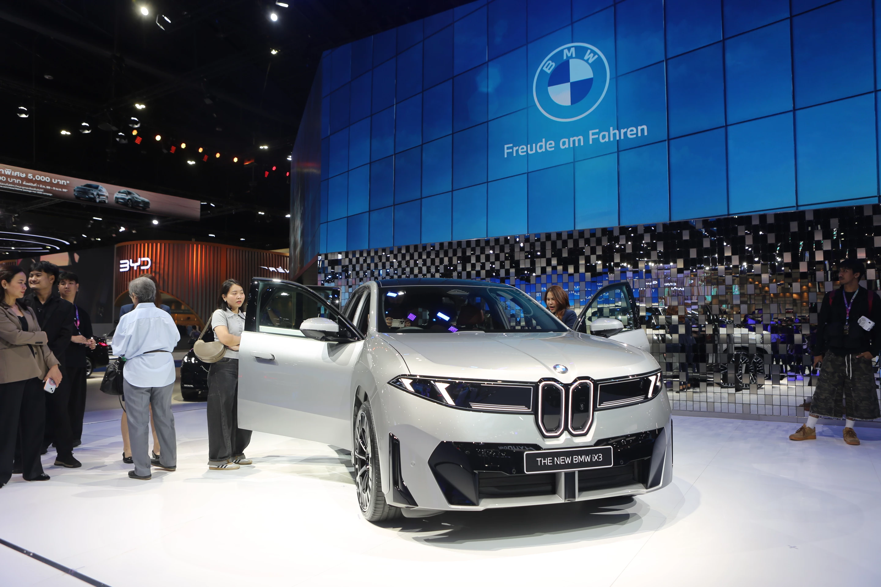 The new BMW iX3 features the BMW Panoramic iDrive and has a maximum driving range of 805 km and a maximum charging power of 400 kW. 