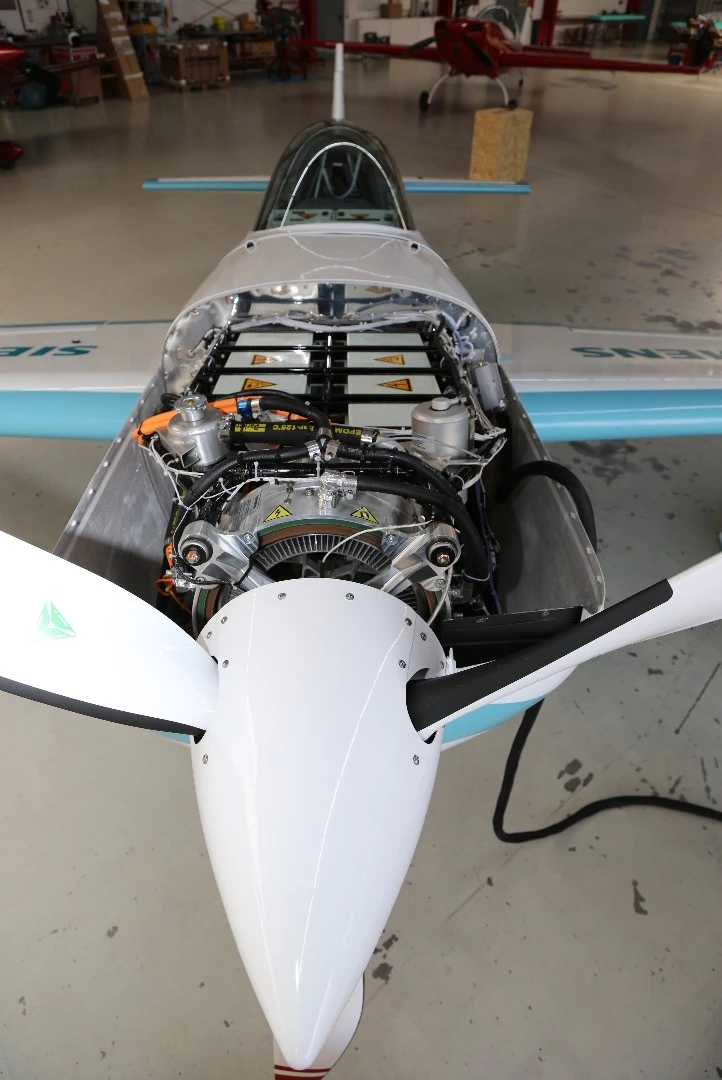 The Extra 330LE electric aerobatic plane is powered by a lightweight electric motor that manages to deliver a continuous output of 260 kW