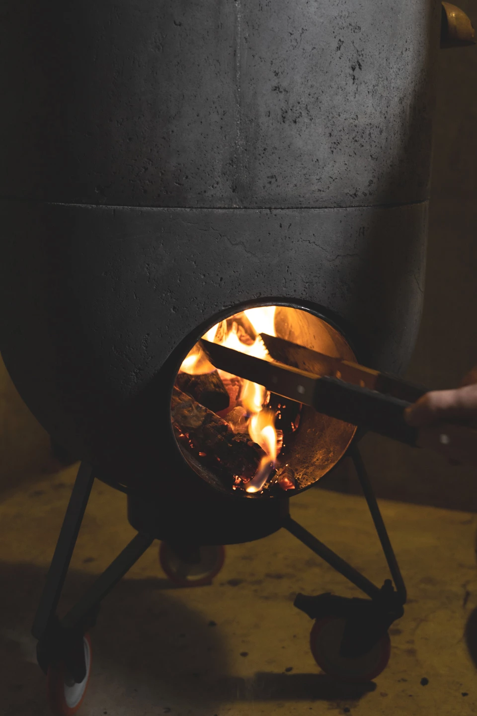 The BBQ grill allows the use of charcoal, wood, or both combined