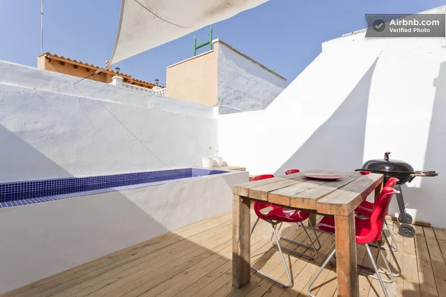 Container House outdoor courtyard