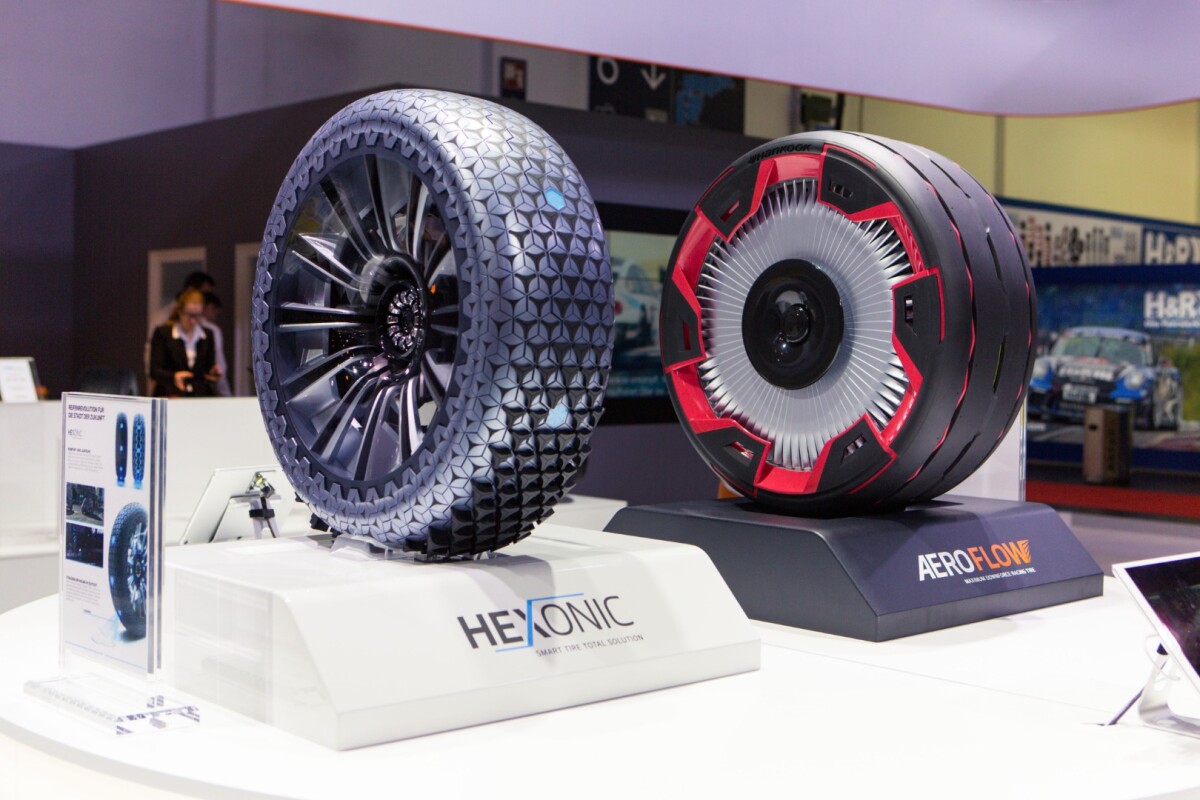 Hankook's two concept tires, the Hexonic and the Aeroflow, at the Essen motor show