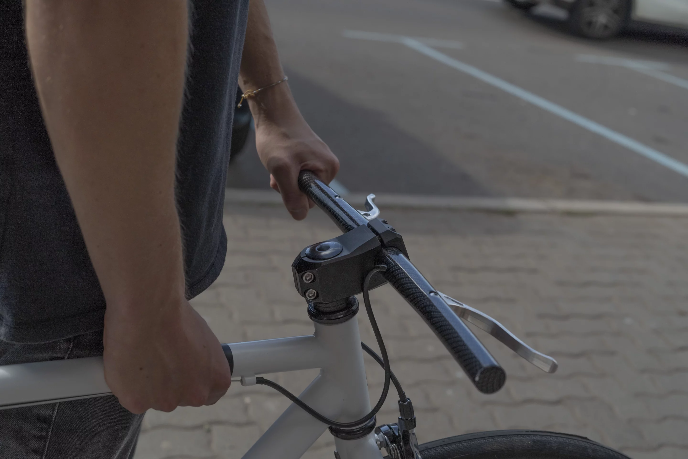 The Aintro Handlebars' brake cables run out the back of the bars