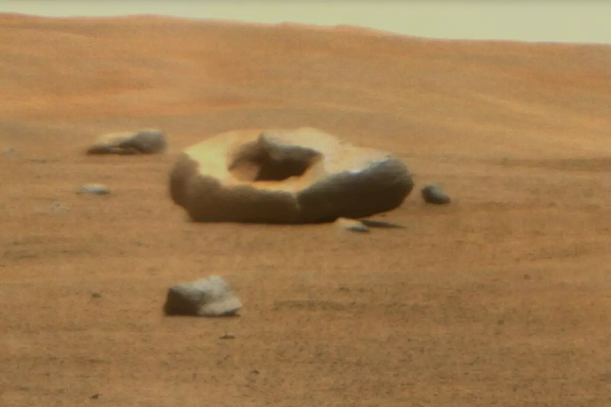 A strange Mars rock, captured by the Perseverance rover, that looks like a donut
