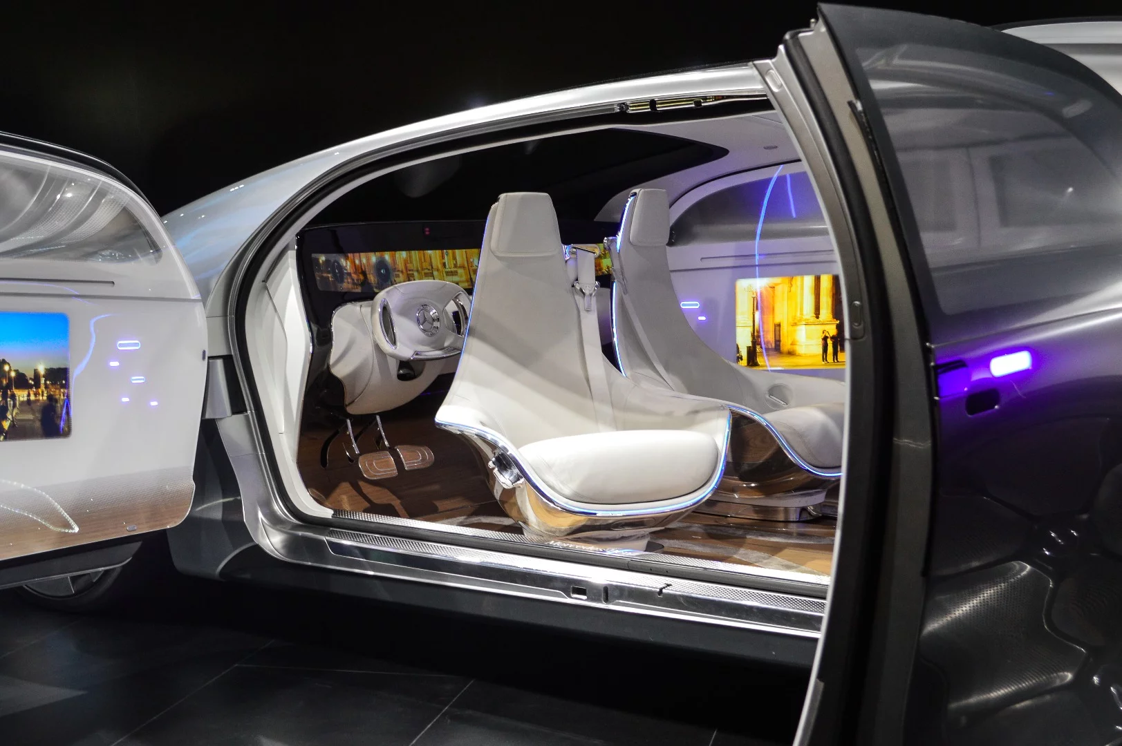 The Mercedes F 015 features a passenger-centric lounge interior