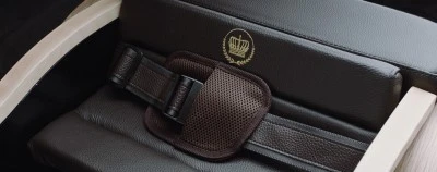 The leather seatbelt in the D.Throne