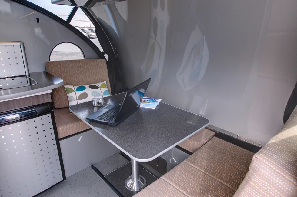 The R 1713 front portable table