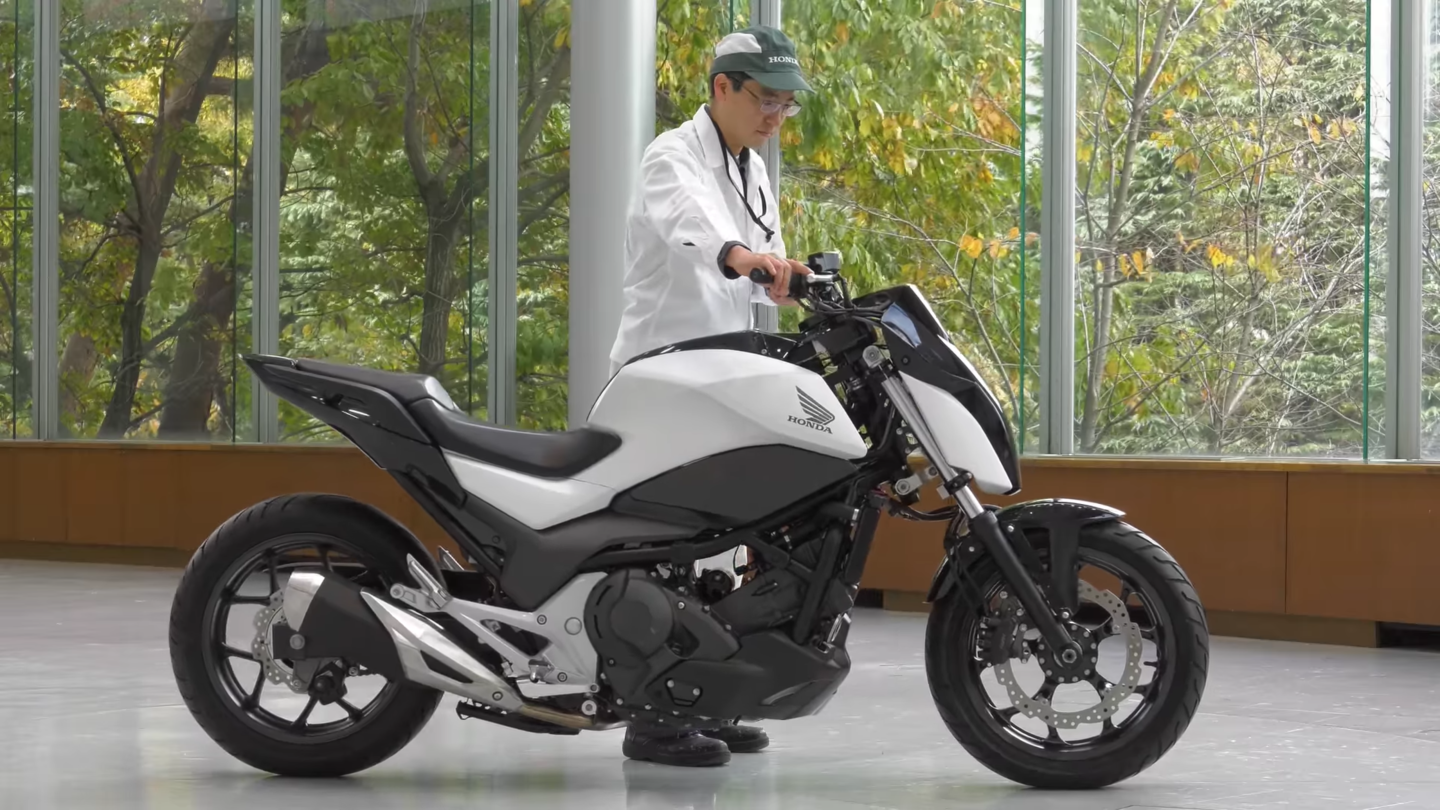 Honda's self-balancing motorcycle rakes itself out to low-rider proportions when it's time to self-balance