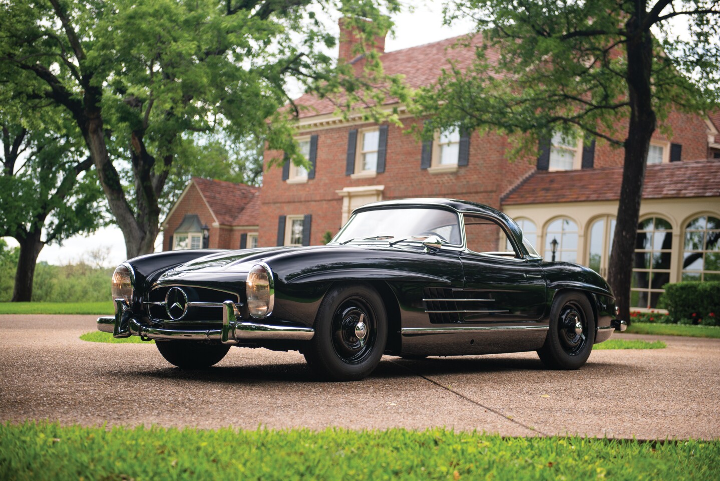 2018 Monterey Car Week Auction Report | 1961 Mercedes-Benz 300 SL Roadster | Sold For $1,297,500 | Estimate: from $1,300,000 to $1,500,000 | No Reserve | Auction: RM-Sothebys | Lot 130 | Official Description